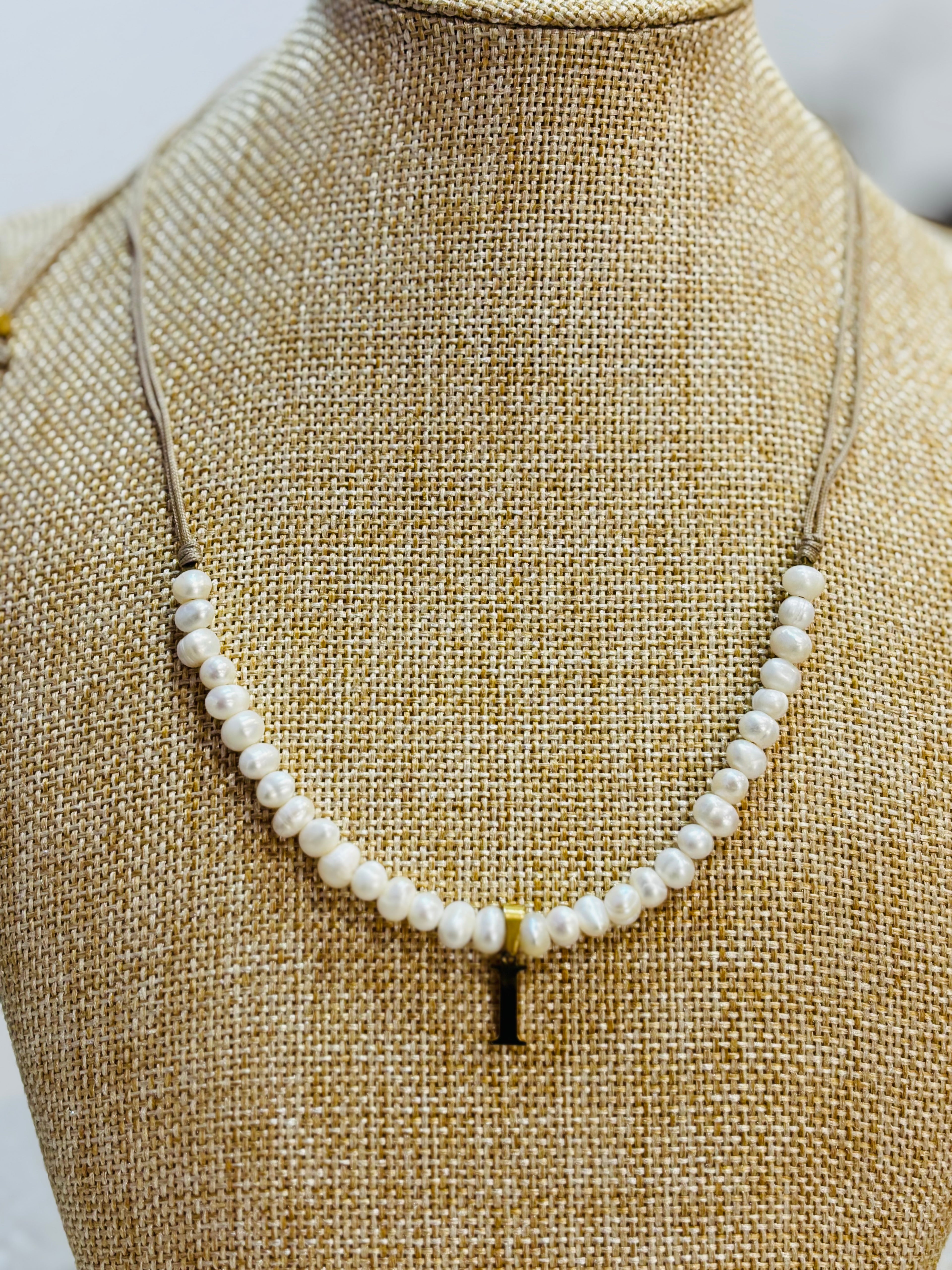 Collar inicial I perlas
