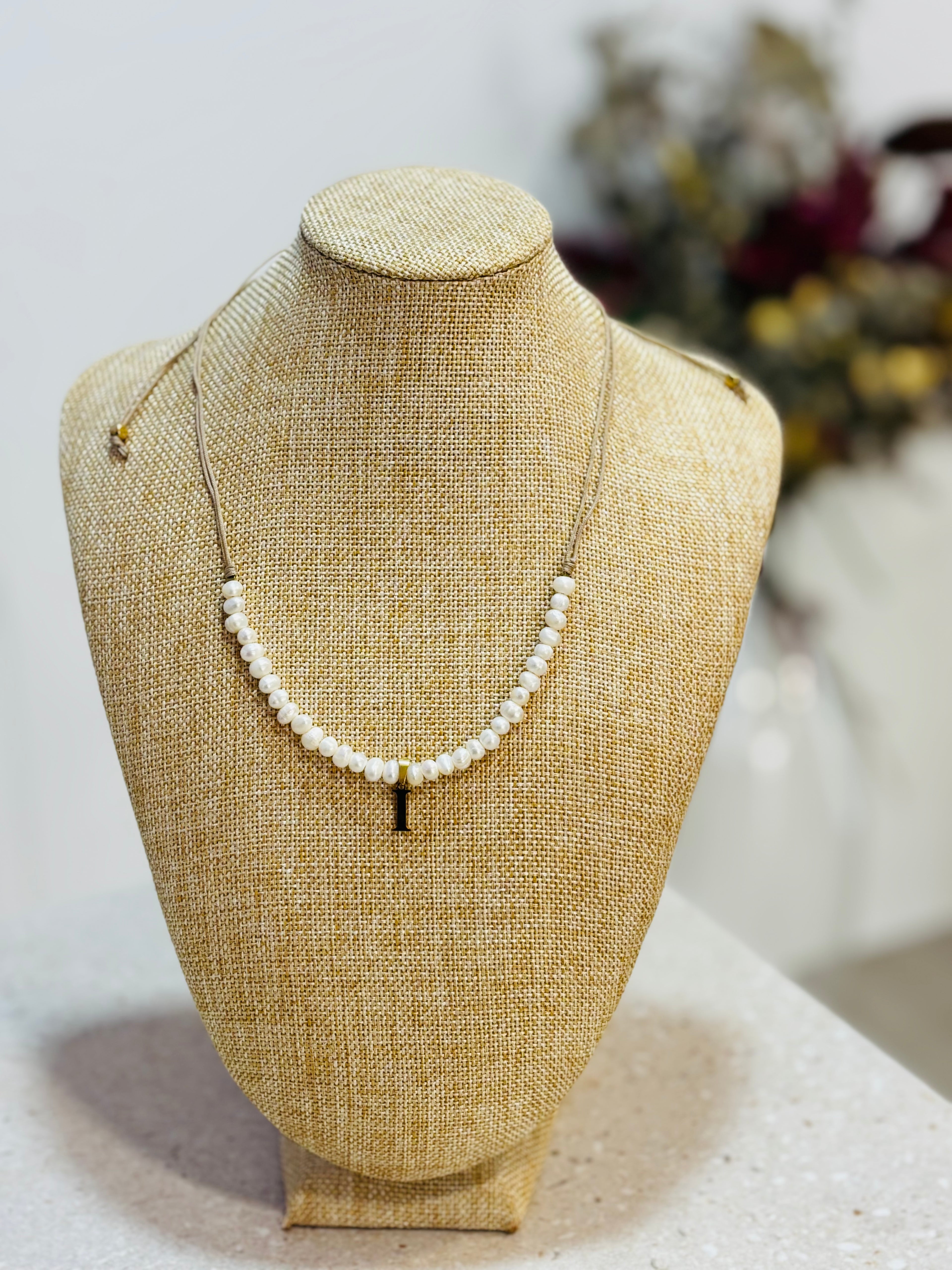 Collar inicial I perlas
